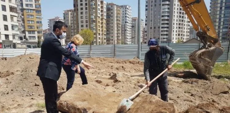 İnşaat kazısında lahit kapağı bulundu, çalışma durduruldu