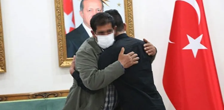 HDP önündeki evlat nöbetinde 25'inci kavuşma