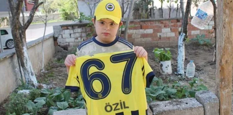 Mesut Özil’den down sendromlu Efe’ye imzalı forma