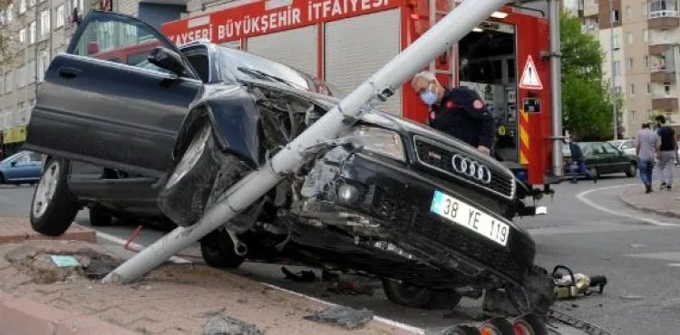 Kayseri'de iki otomobilin çarpıştığı kaza kamerada; 3 yaralı