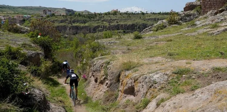 Kayseri Büyükşehir Belediyesi’nin destekleriyle Uluslararası Dağ Bisikleti Yarışları heyecanı yaşandı. BİSİKLET İLE TARİHİN BULUŞTUĞU YARIŞMA