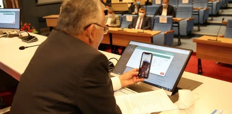 BAŞKAN BÜYÜKKILIÇ, TELEFON ŞAKASI OLDUĞUNU DÜŞÜNEN VATANDAŞI GÖRÜNTÜLÜ ARADI
