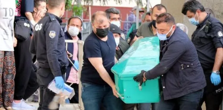 Baba evinde fenalaşan 2 çocuk annesi kadın öldü