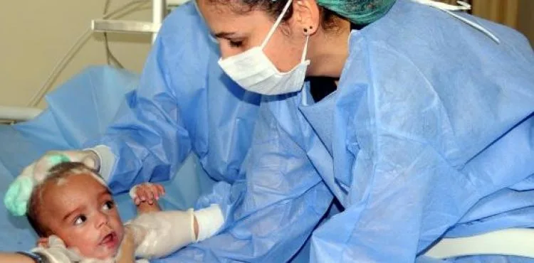 Çocuk hastalara 'anne şefkati' ile bakıyorlar
