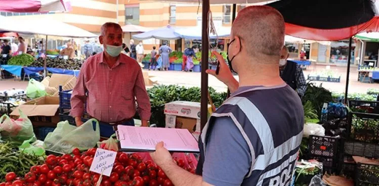 Diliyle parmaklarını ıslatarak poşetleri açan pazarcıya ceza