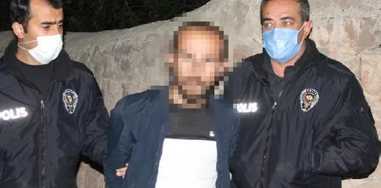 'Dur' ihtarına uymayıp, polislerin üzerine otomobil süren 4 kişiden 2'si duvar dibinde yakalandı
