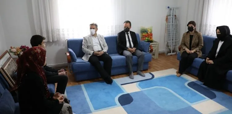 MELİKGAZİ’DE ANNELER GÜNÜ’NE ÖZEL ANLAMLI ZİYARETLER