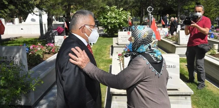 BAŞKAN BÜYÜKKILIÇ, ARİFE GÜNÜNDE ŞEHİTLİKLERİ ZİYARET ETTİ