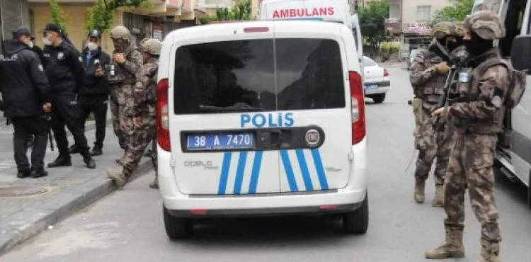 Babaannesinin istenmediğini iddia eden genç, kendini eve kilitledi