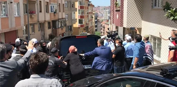 Ekrem İmamoğlu'na protestoda arbede
