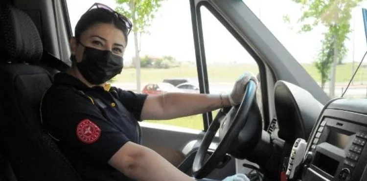 Acil tıp teknisyenliğini bırakıp, kentin tek kadın ambulans şoförü oldu