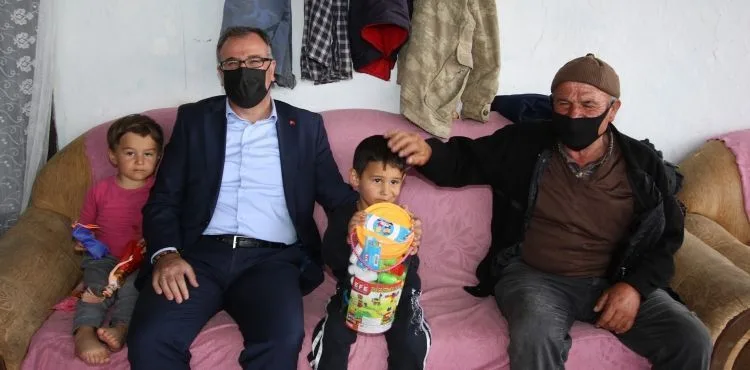 BAŞKAN ÖZDOĞAN AHIRINA 8 TONLUK KAYA DÜŞEN KOÇAK AİLESİNİ ZİYARET ETTİ