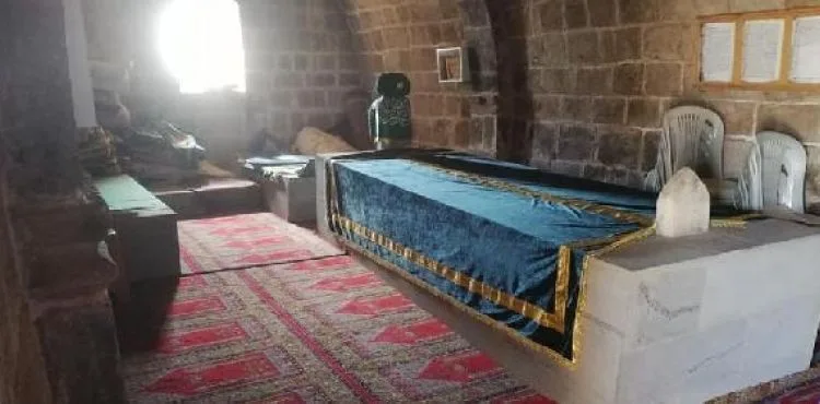 Türbe girişinde define kazısına tepki