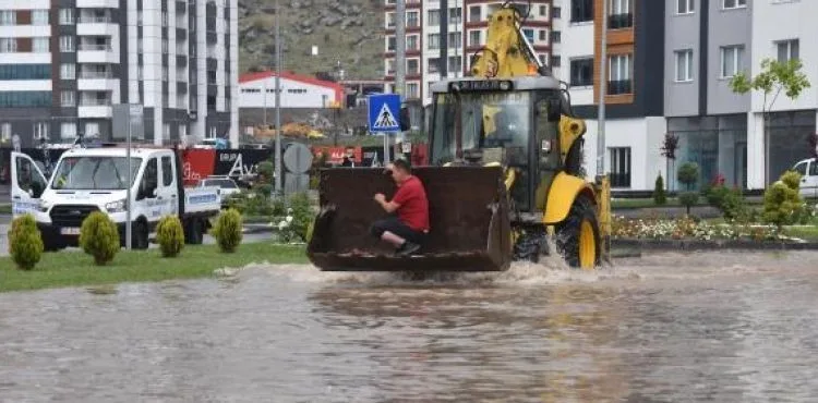 Kayseri'de sağanak günlük yaşamı olumsuz etkiledi