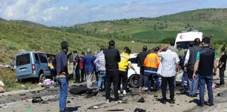 Sivas'ta otomobil ile hafif ticari araç çarpıştı: 9 ölü