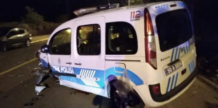 'Dur' ihtarına uymayan alkollü sürücü, polis aracına çarptı: 2'si polis 3 yaralı