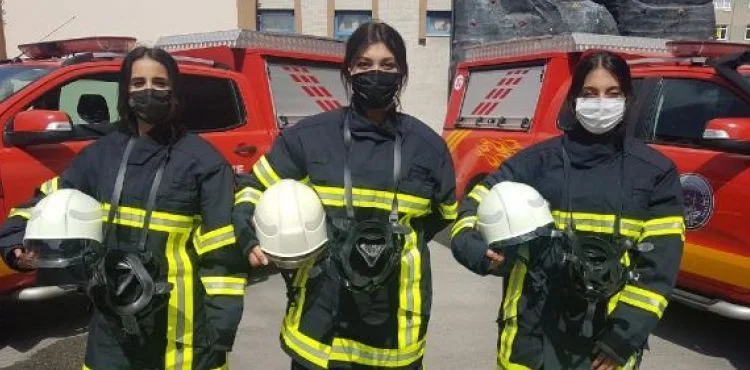 Geleceğin itfaiyeci kadınları zorlu parkurlarda eğitim alıyor