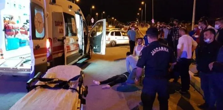 Kaldırımdaki anne- kıza kamyonet çarptı; şans eseri kurtulan kadın yardıma koştu