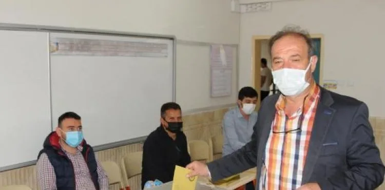 Kayseri'de seçmenlere, 'Yan binada sınav var, lütfen sessiz olalım' uyarısı