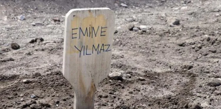Kaldırımda kızıyla yürürken kamyonetin çarptığı anne öldü