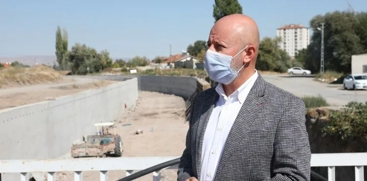 KOCASİNAN BELEDİYESİ, DAHA SAĞLIKLI ÇEVRE İÇİN KANALLARI TEMİZLEYİP, İLAÇLIYOR