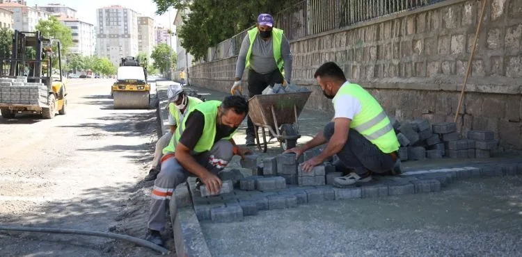 AYDINLIK EVLER MAHALLESİ ALT YAPI VE ÜST YAPI ÇALIŞMALARI İLE YENİLENİYOR