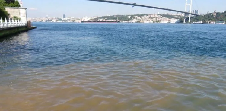 İstanbul Boğazı kahverengi oldu