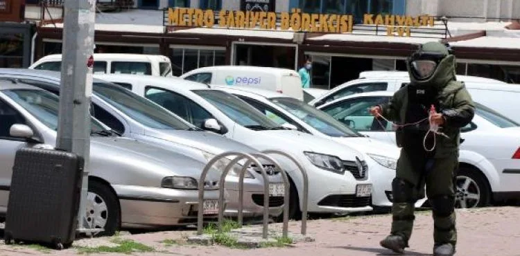 Yol kenarında fünyeyle patlatılan bavuldan kitaplar çıktı