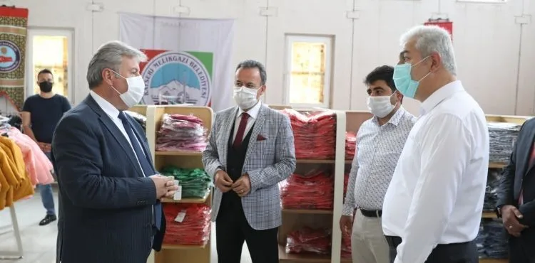 “MELİKGAZİ KIYAFET EVİ” İHTİYAÇ SAHİPLERİNİ GİYDİRMEYE DEVAM EDİYOR