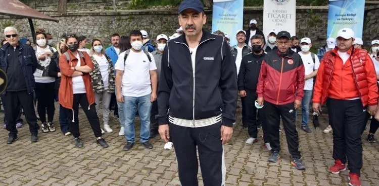 KORAMAZ VADİSİ’NDE DOĞA YÜRÜYÜŞÜ YAPTILAR, ÇÖPLERİ TOPLADILAR