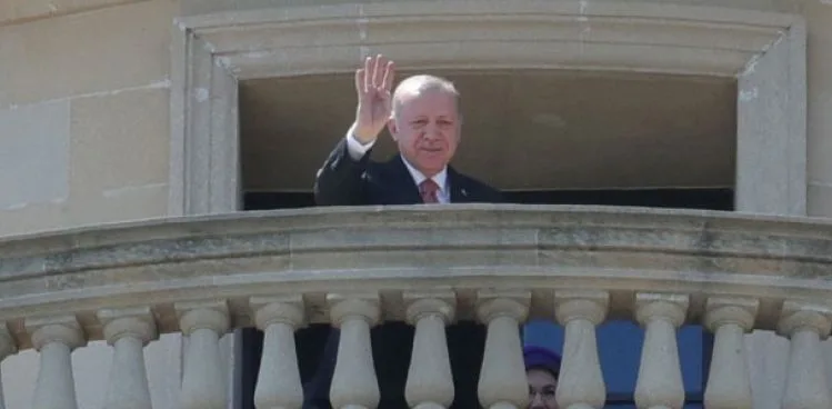 Cumhurbaşkanı Erdoğan Bakü’de Türk vatandaşlarını selamladı