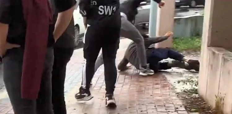 Küçük yaştaki kızı taciz edenleri tekme tokat dövdüler