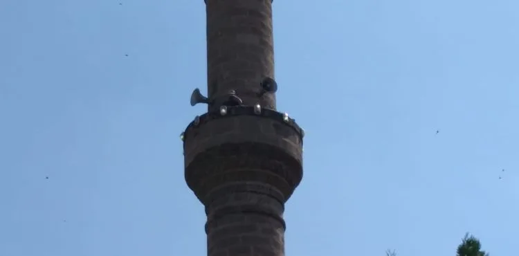 CAMİ MİNARESİNDE MAHSUR KALAN ADAMI, BÜYÜKŞEHİR İTFAİYESİ KURTARDI