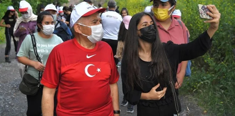 BÜYÜKKILIÇ, GENÇLERLE HEM TARİHE HEM DE SAĞLIĞA YOLCULUK YAPTI