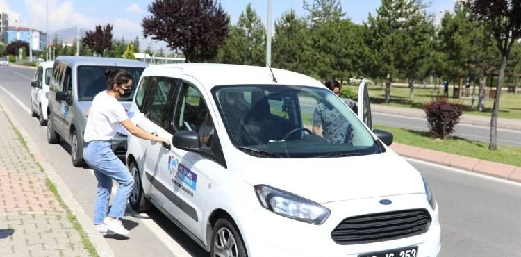 SINAVA GEÇ KALAN ÖĞRENCİLERİN YARDIMINA MELİKGAZİ KOŞTU