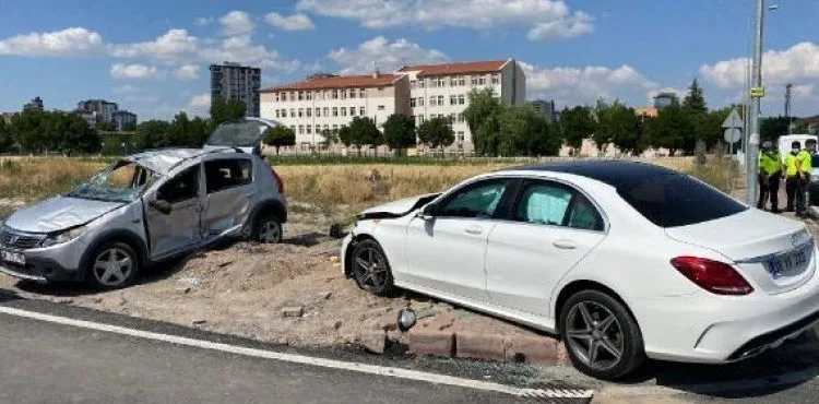 Kayseri'de iki otomobil çarpıştı: 8 yaralı