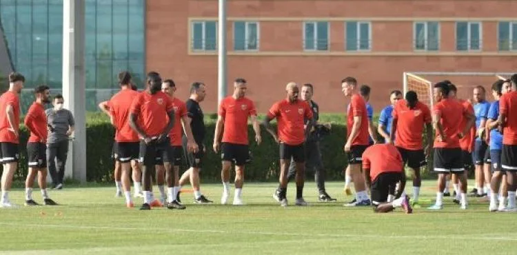 Kayserispor Başkanı Berna Gözbaşı: Doğan Alemdar ve Emre Demir’e ilgi büyük