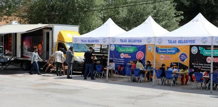 KÜTÜPHANE GEZİYOR, MAHALLELİ OKUYOR