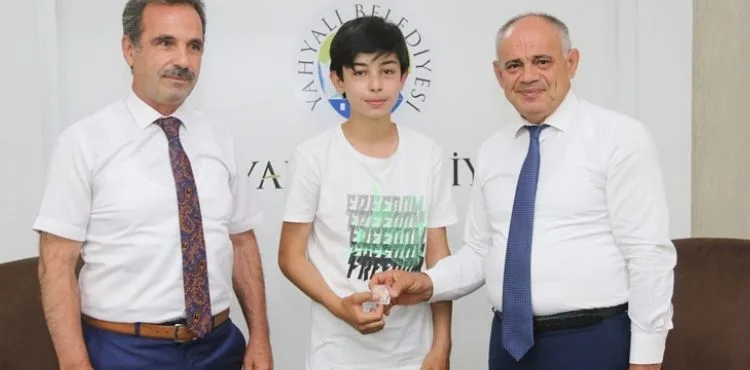 BAŞKAN ESAT ÖZTÜRK LGS BİRİNCİSİNİ TEBRİK ETTİ