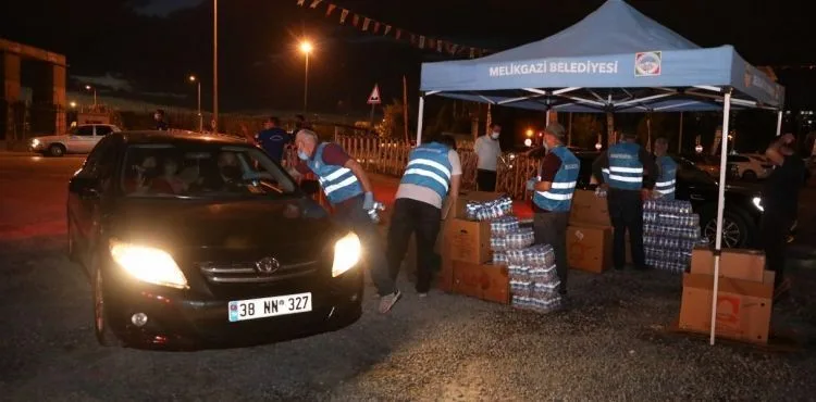 MELİKGAZİ'NİN ARABALI SİNEMASINA BÜYÜK İLGİ