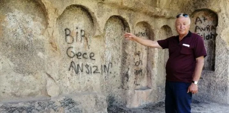 Bizans dönemine ait manastır sprey boya ile tahrip edildi