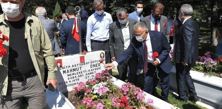 BÜYÜKKILIÇ’TAN 15 TEMMUZ’DA ŞEHİTLERE DUA VE KARANFİL
