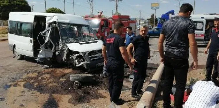 Kayseri'de işçilerin minibüsü direğe çarptı: 5 yaralı