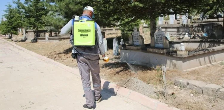 MELİKGAZİ'DE MEZARLIKLAR BAYRAMA HAZIR