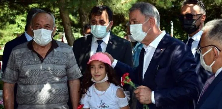 Bakan Akar'dan şehitlik ziyareti