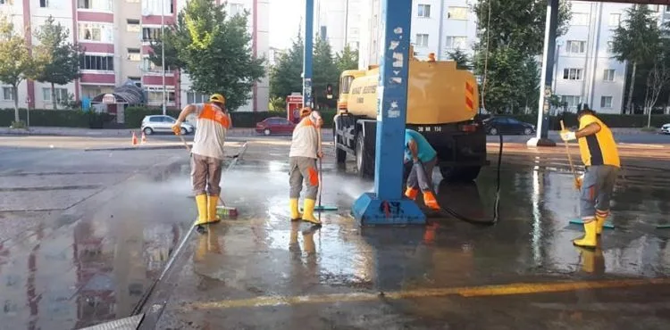 KURBAN KESİM YERLERİ TEMİZLENEREK DEZENFEKTE EDİLİYOR