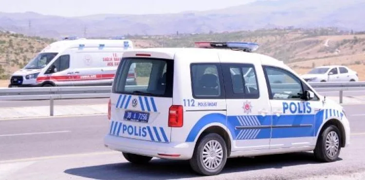 Sürücüsünün el frenini çekmeyi unuttuğu otomobil 330 metrelik vadiye düştü