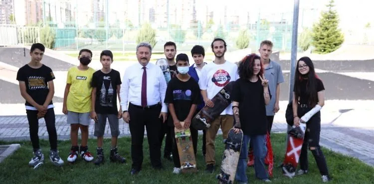 BAŞKAN PALANCIOĞLU’NDAN KAYKAYCI GENÇLERE KAYKAY PARKURU YENİLEME SÖZÜ