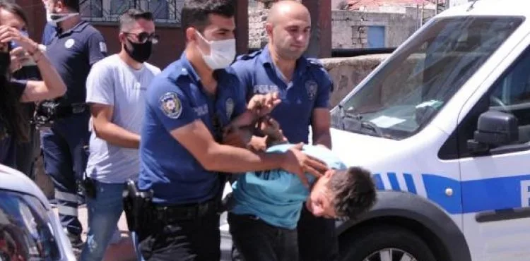 Oğlu tarafından dövülüp rehin alınan kadını polis kurtardı