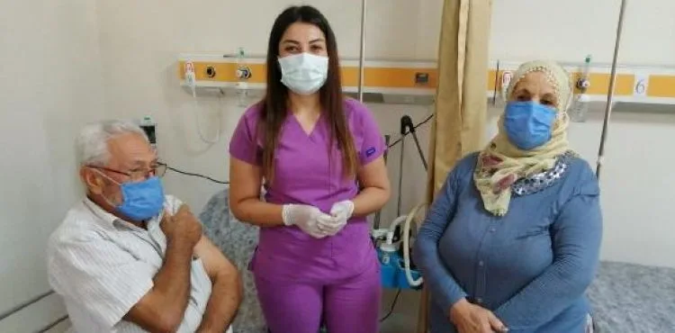 Koronavirüsü yenen iki hemşire, aşı çalışmalarında en ön safta